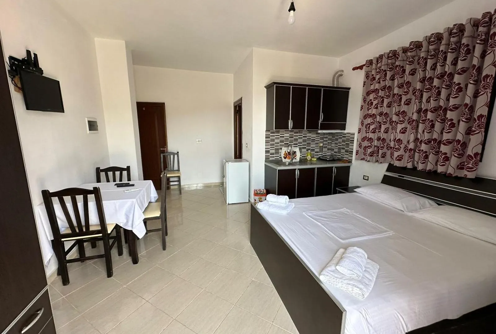 Esmeralda Hotel & Restaurant Ksamil