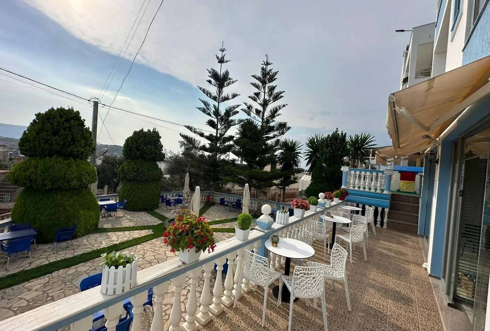 Esmeralda Hotel & Restaurant 사밀