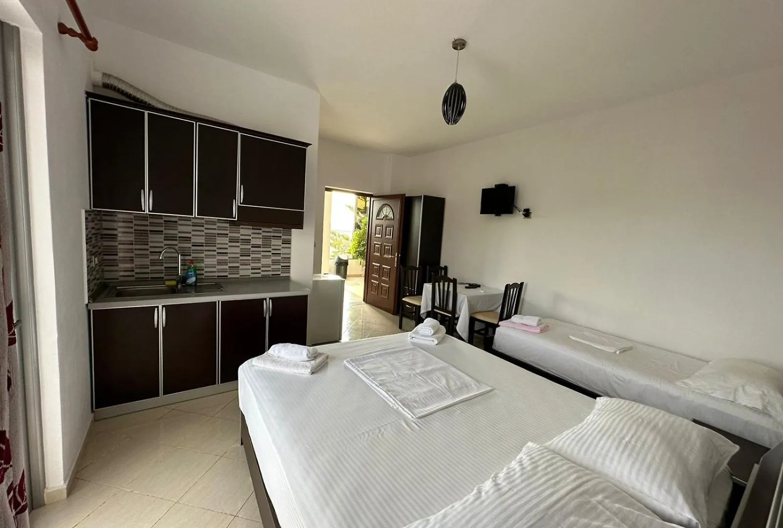 Esmeralda Hotel & Restaurant Ksamil