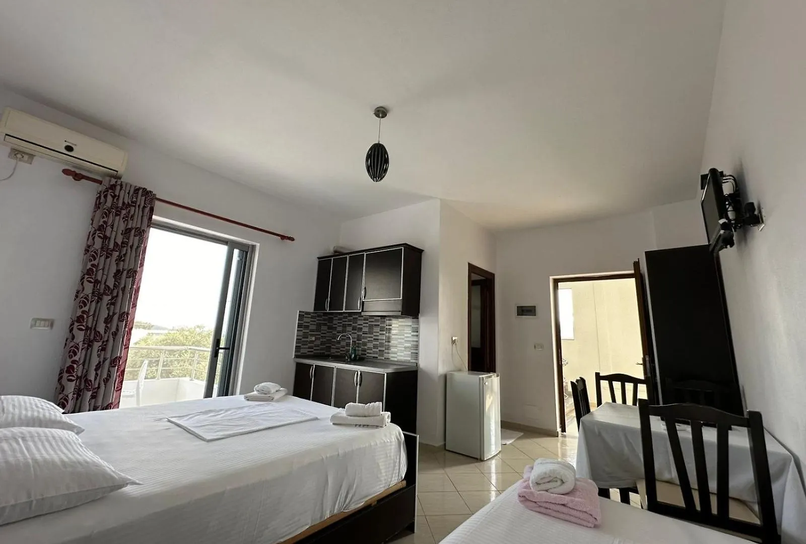 **  קסאמיל Esmeralda Hotel & Restaurant אלבניה